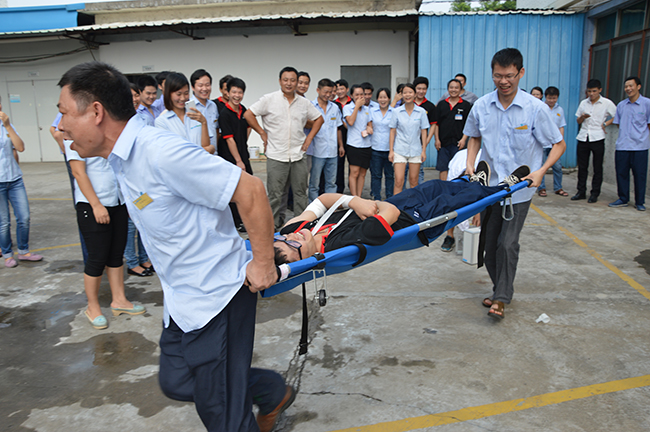 绿志岛焊锡厂_给伤员包扎并正确抬担架