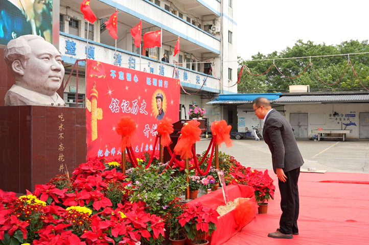 02-赖总献花.jpg 02-赖总献花.jpg